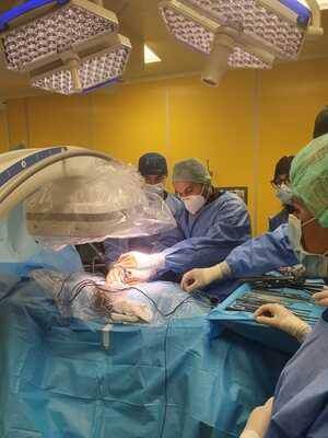 Il Dott. Bruzzaniti in sala operatoria durante un intervento